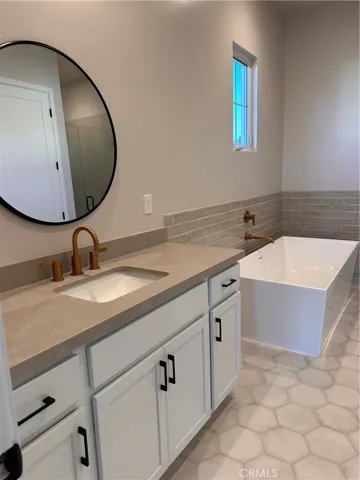 Primary Double Sinks Across From Each Other