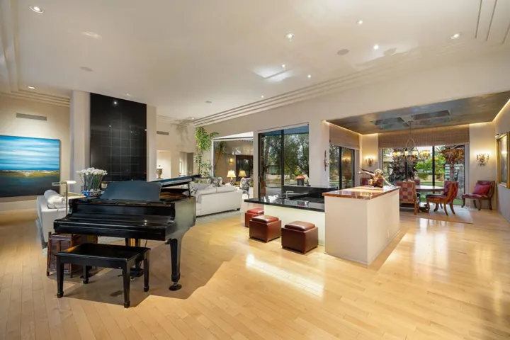 102-web-or-mls-JBTurnberry_OPMG_0326_102