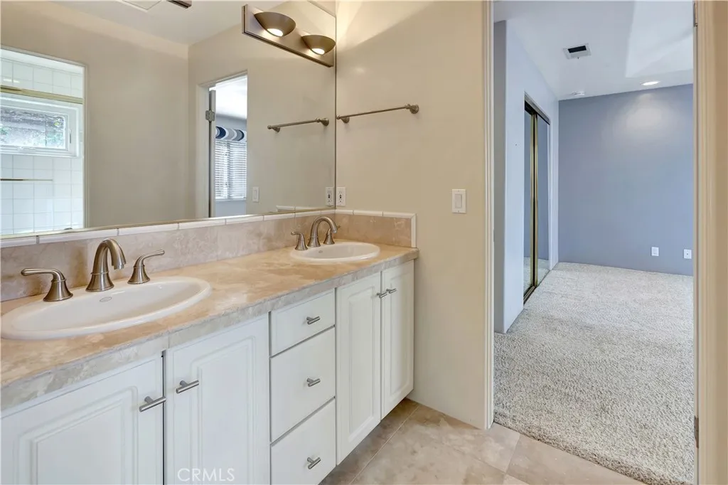 Bathroom 3, Jack'n'Jill - upstairs