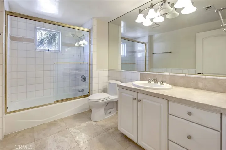 Bathroom 4 - upstairs