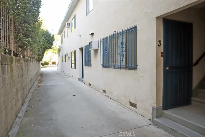 11100 Camarillo Street, West Toluca Lake, California 91602