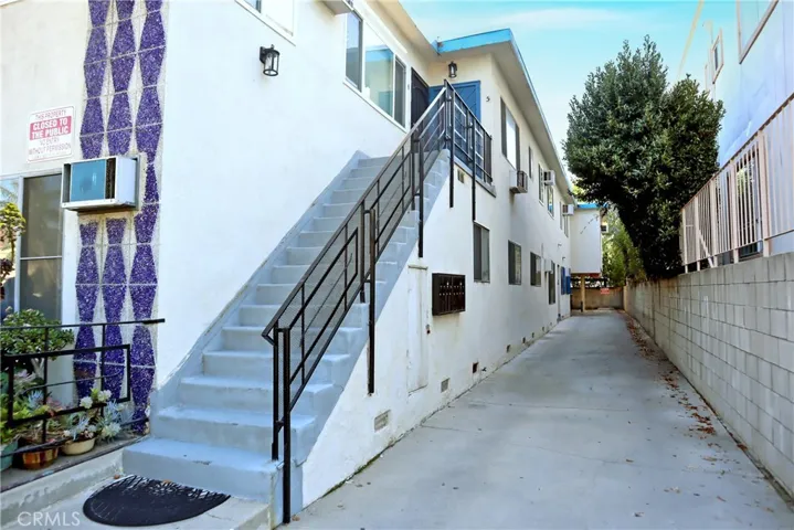 11100 Camarillo Street, West Toluca Lake, California 91602