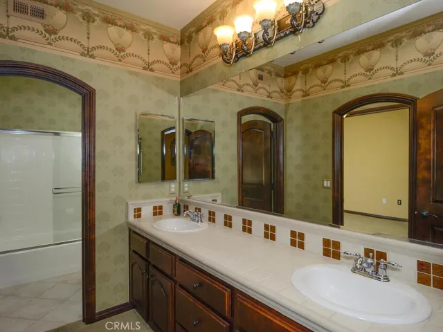 Jack n Jill bath between Bedroom 1 & 2