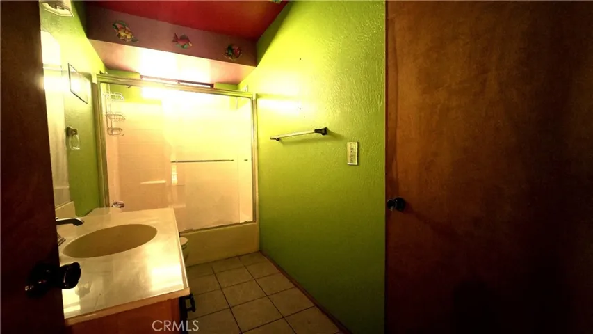 Upstairs full Bathroom