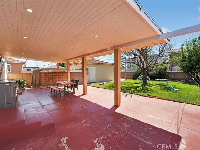 Spacious Backyard: Newly renovated Covered Patio