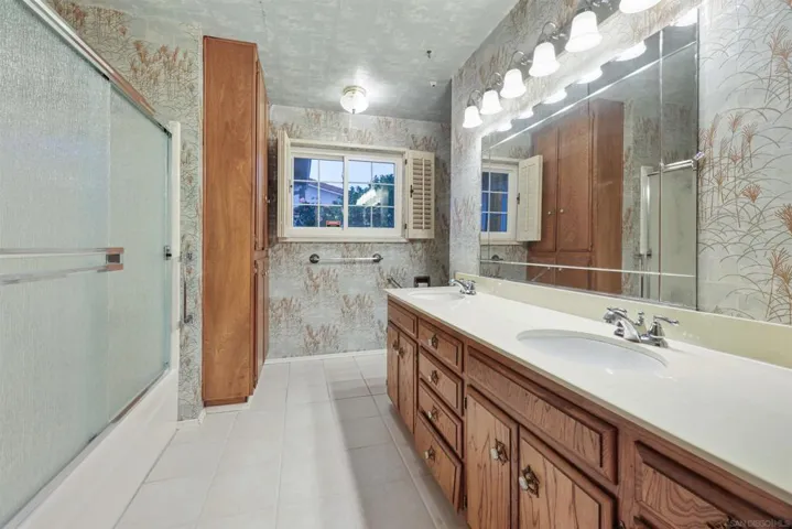 Hall bathroom.