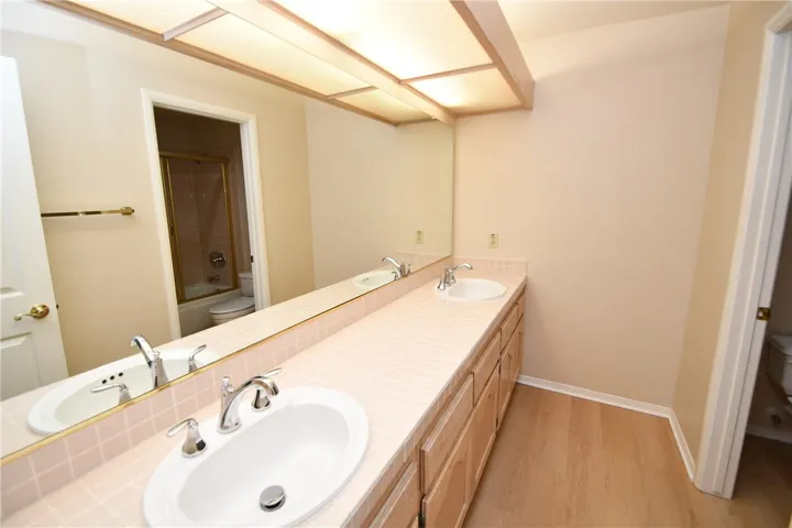 Upstairs 2nd bathroom
