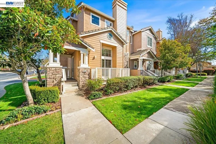 AM END UNIT WITH NO NEIGHBORS ON THREE SIDED.  EASILY ACCESSABLE.  PLEANTY OF STREET PARKING FOR ALL.