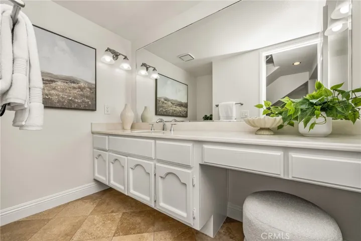 Guest bathroom with generous space, adjacent to the kitchen and dining room