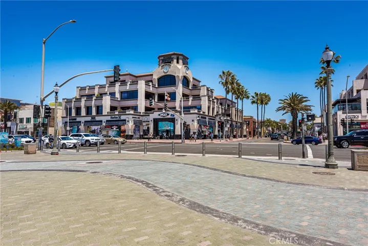 Just minutes from downtown Huntington Beach with its vibrant restaurants, trendy shops, and live entertainment
