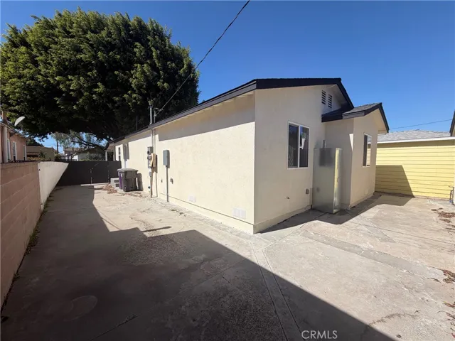REAR VIEW OF FRONT HOUSE