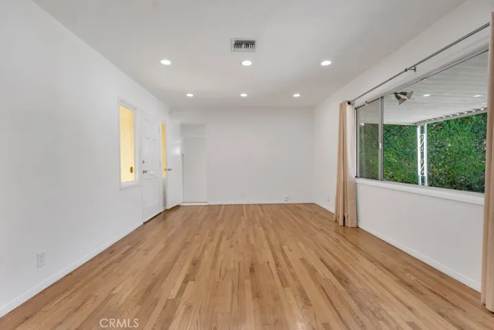 17435 Burma, Encino, California 91316