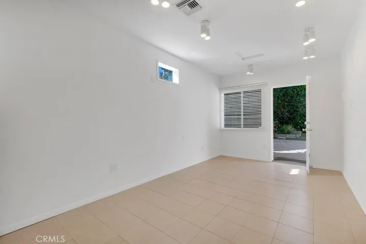 17435 Burma, Encino, California 91316