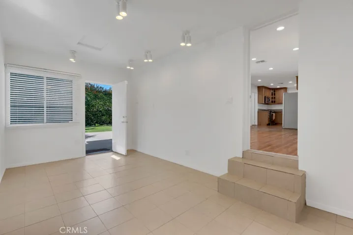 17435 Burma, Encino, California 91316