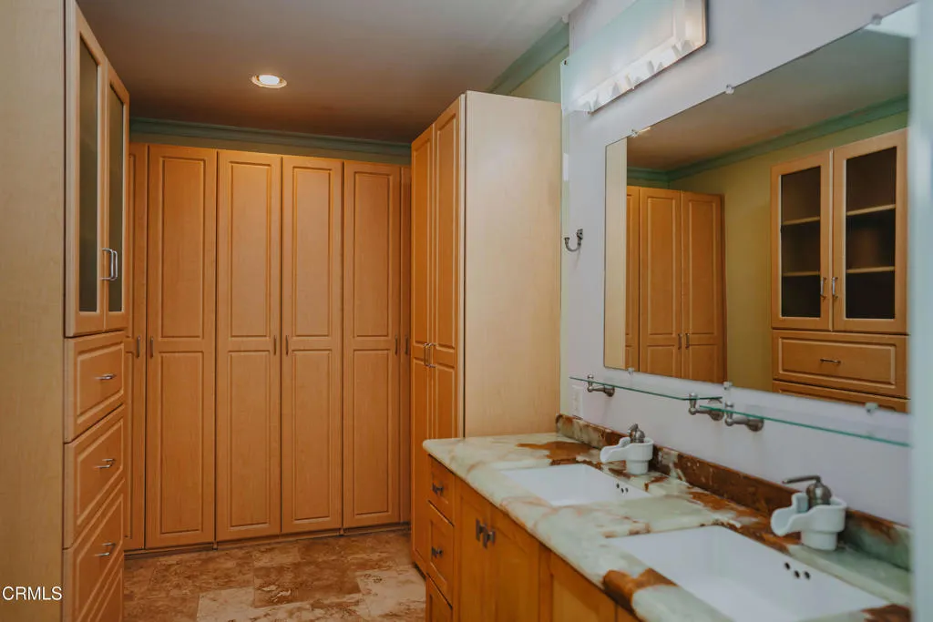 462 Master Dual Vanity & Closet Cabinetr
