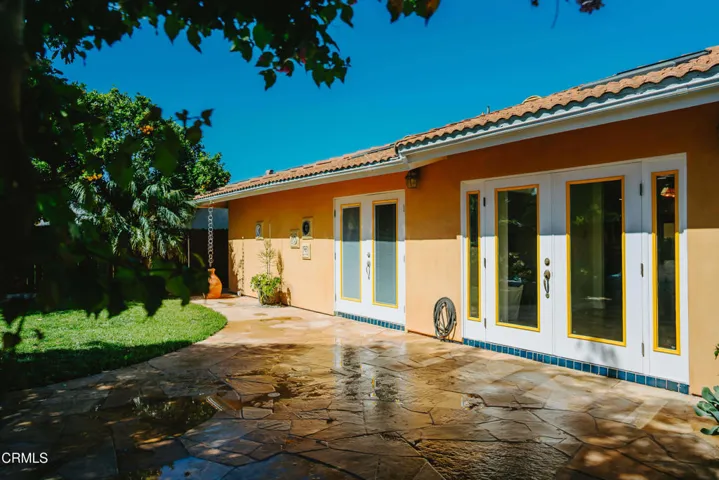 707 Backyard Entertaining Patio & Grass