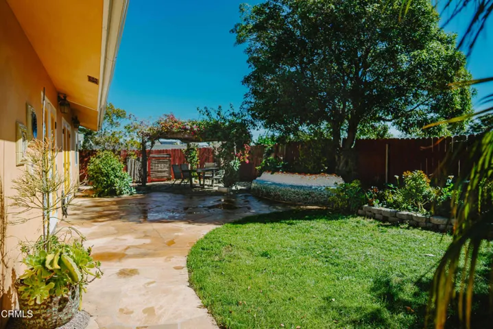 005 Backyard Entertaining Patio & Grass