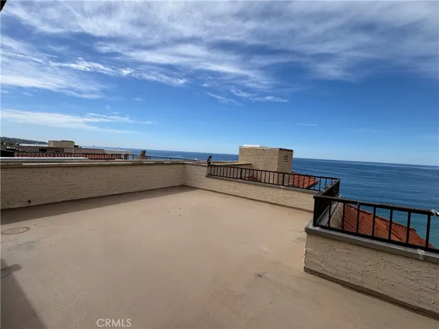 Outdoor Rooftop Deck facing Ocean