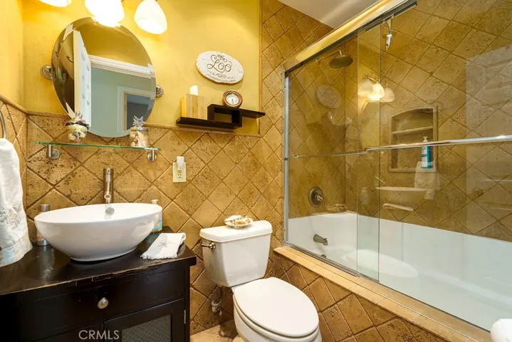 Full hall bath with tumbled travertine tiles