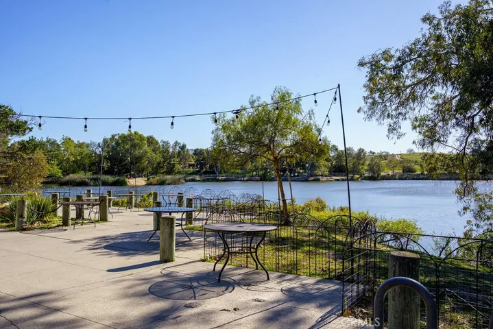Great outdoor seating patio at Lakeview Cafe'