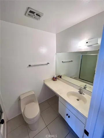 UPSTAIRS FULL BATHROOM