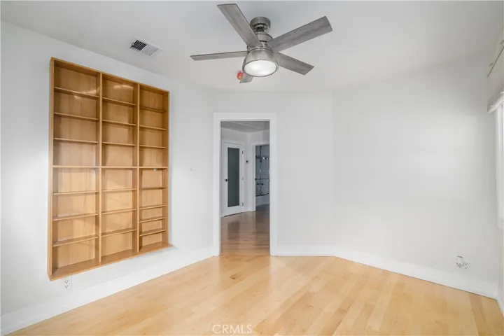 Rear unit guest bedroom 1, pic 2