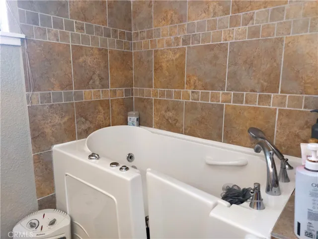 Master bath jet tub