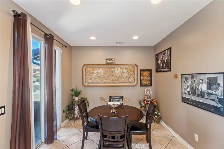 Breakfast Nook / Slider out to Front Courtyard