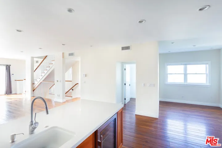 702 Pacific Ave., Venice, California 90291