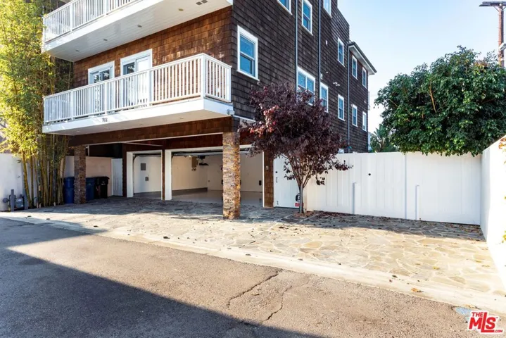 702 Pacific Ave., Venice, California 90291
