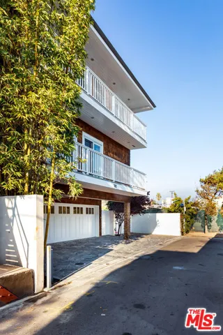 702 Pacific Ave., Venice, California 90291