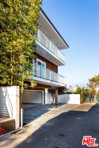 702 Pacific Ave., Venice, California 90291