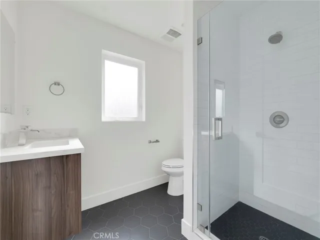 DOWNSTAIRS PRIMARY BATHROOM EN SUITE