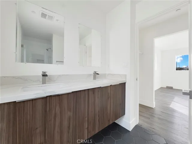 UPSTAIRS PRIMARY BATHROOM EN SUITE