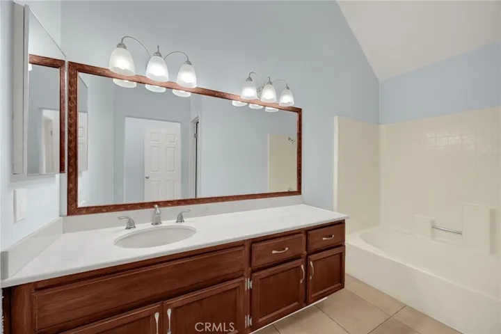2nd master bedroom has walk-in closet