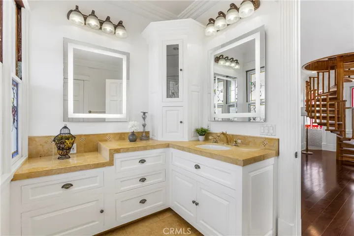 1919 Santa Ana, Costa Mesa, California 92627