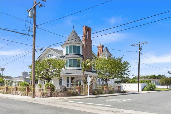 1919 Santa Ana, Costa Mesa, California 92627