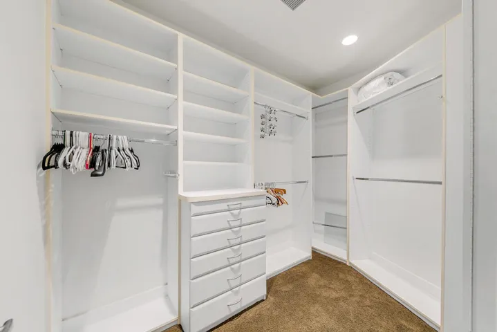 25 MASTER CLOSET MLS