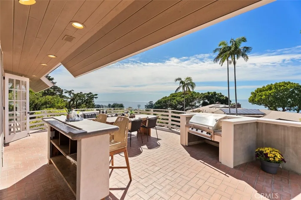 The built-in bar and BBQ area makes spending time with friends so fun!