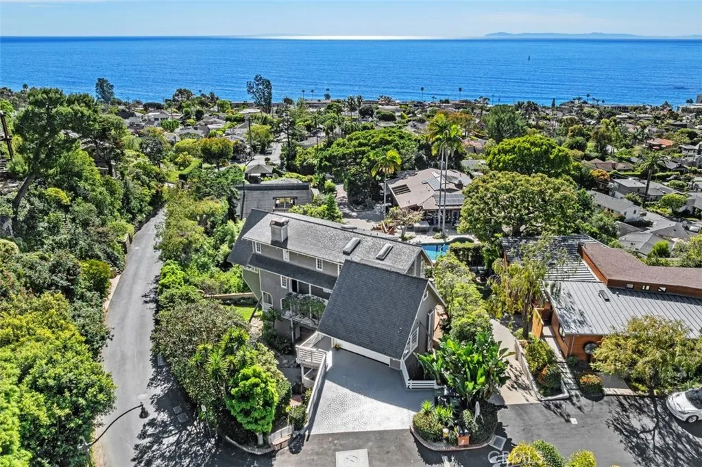 Showing the spacious driveway and proximity to the beach.