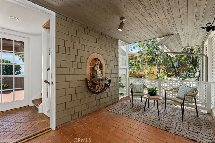 Entry retreat area just off the walkway and kitchen.