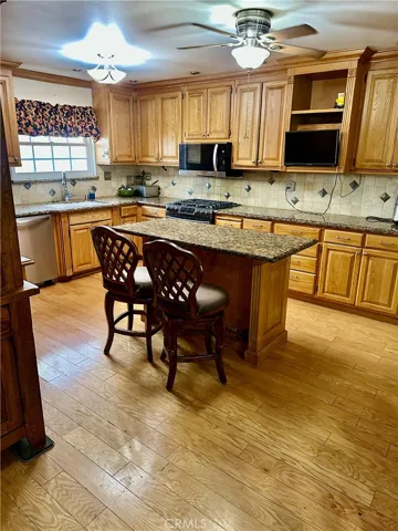 Large open concept kitchen w/ island