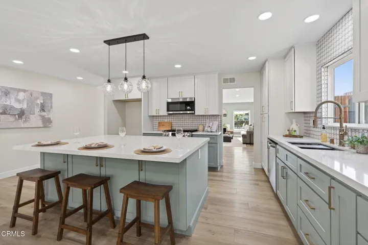 Oversized Quartz Island & Seating