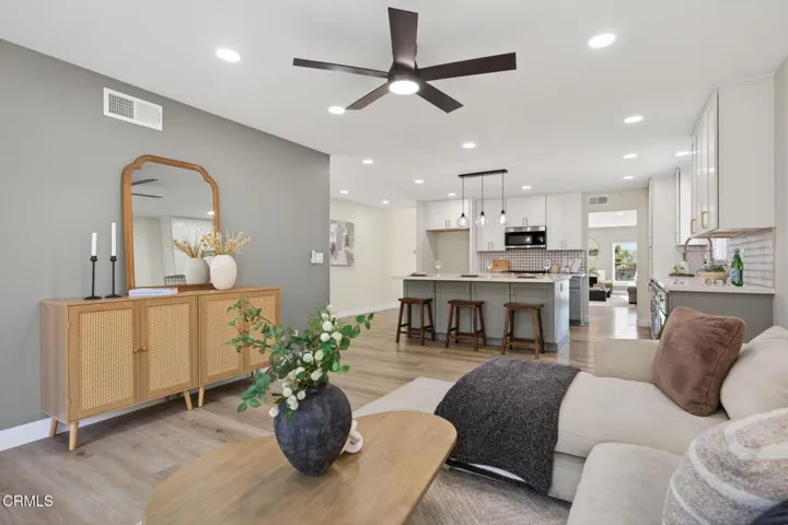 Open Layout Connecting Kitchen & Living