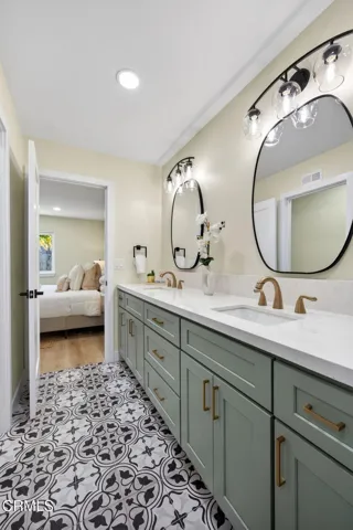 Ensuite Bath with Designer Tile Floor