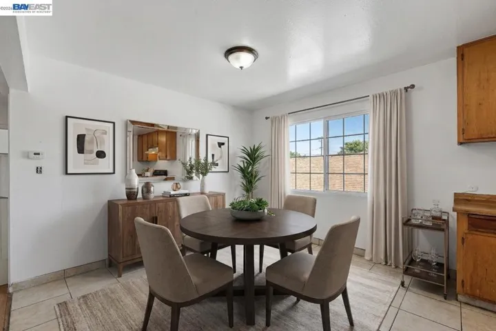 AI Staged Dining Room
