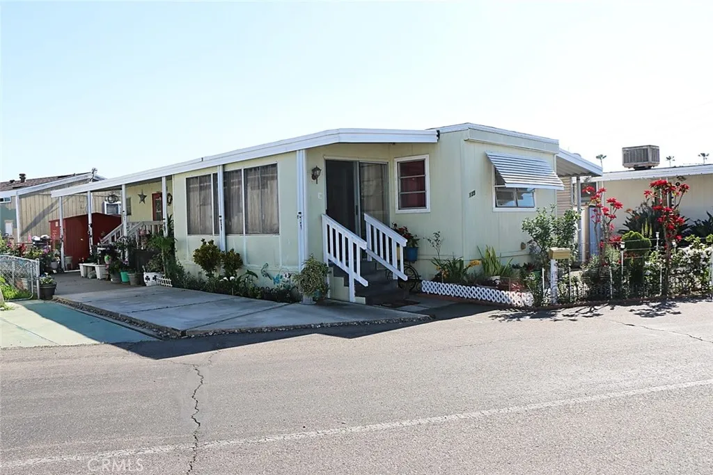 Mobile home, Left side view