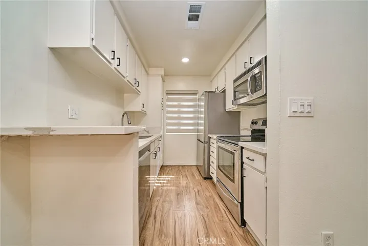 KITCHEN W COUNTER 1