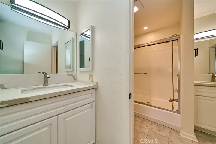 1/4 NEXT TO FULL BATHROOM