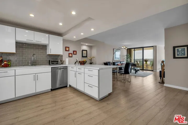 large gourmet  kitchen fully e